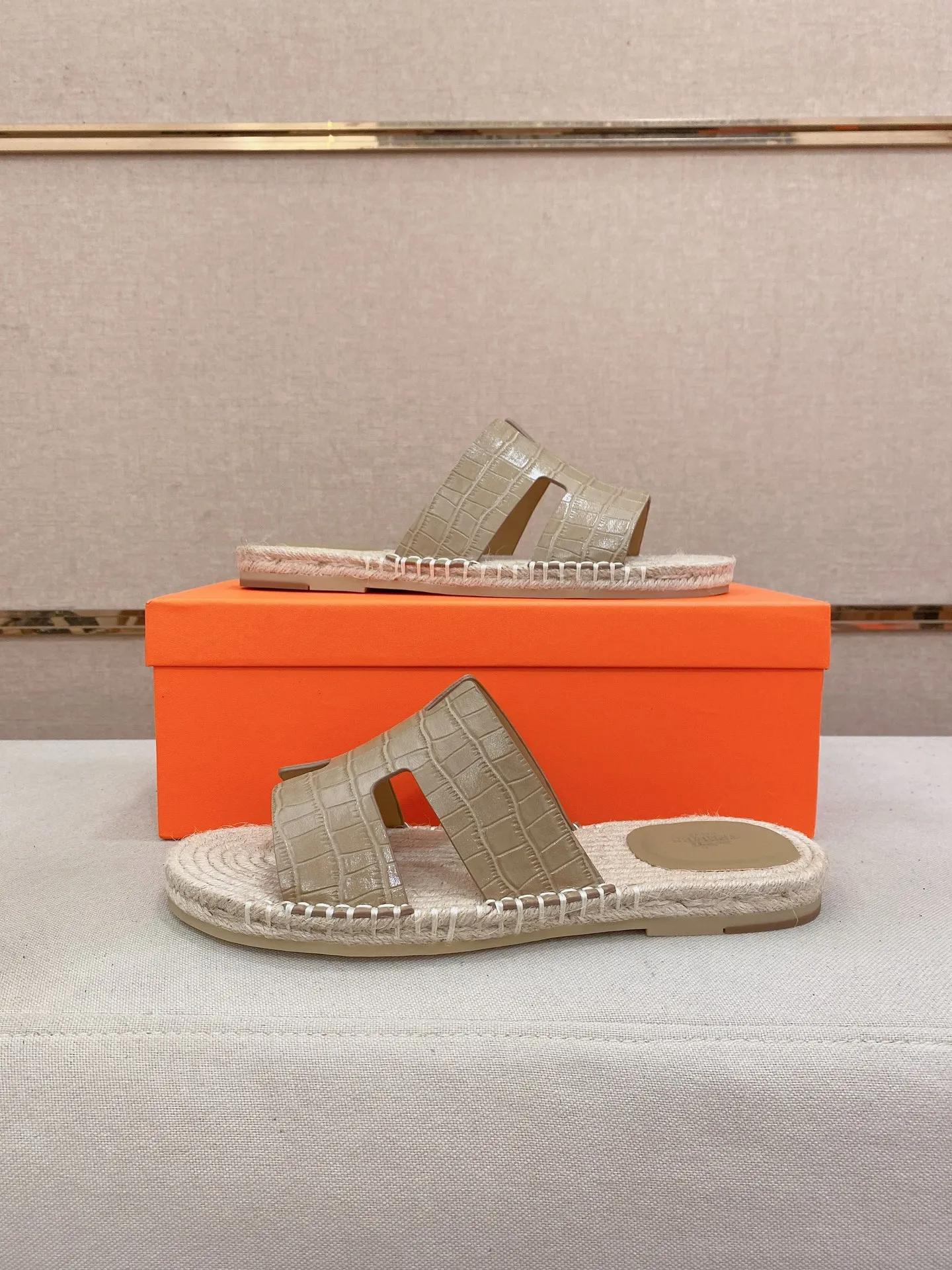 Factory price: 340💰high-end version. "HERMES" Hermès 💁♂️Men's casual slippers, compare the quality at the counter🧚🏿♂️ The upper is made of cowhide leather 🐊crocodile pattern workmanship, purely hand-drawn, raw rubber breathable and non-slip outsole, the inner is breathable and comfortable lambskin, the density is 100% comfortable, the original rubber outsole is wear-resistant and has a code number of 38-44. Can be customized 45-46-47💥🏆